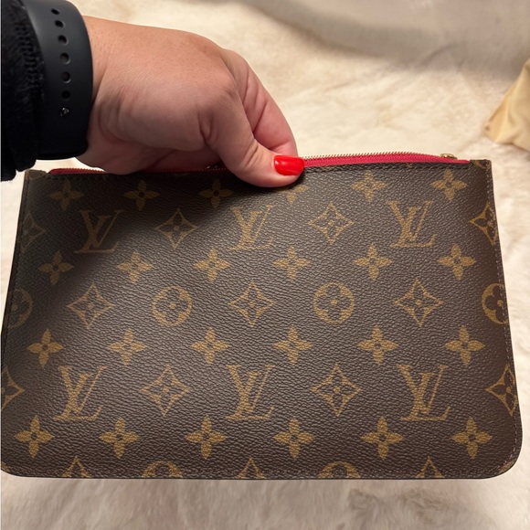 Authentic Louis Vuitton Neverfull GM NEW  monogram pouch wristlet - Picture 1 of 9